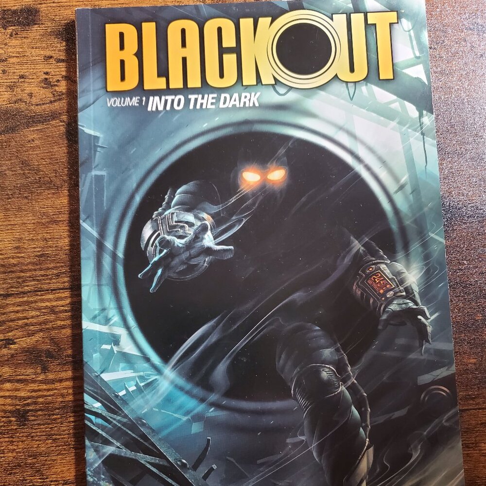 Blackout Volume 1: into the Dark - TPB Dark Horse (2014, Trade Paperback) good